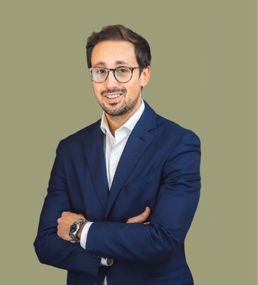 Maître Jean-Gabriel Monciero, avocat au Barreau de Nîmes, dans son cabinet