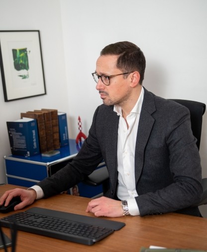 Maître Monciero conseillant un client